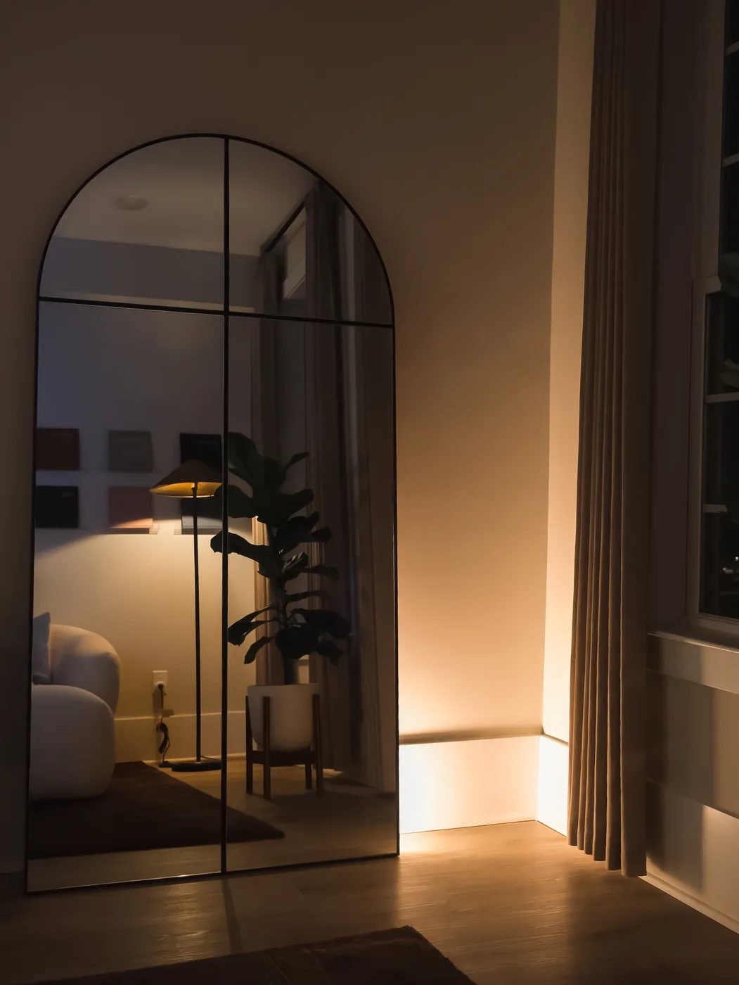 Soft evening light reflected in an arched mirror, from @oasis_lighting